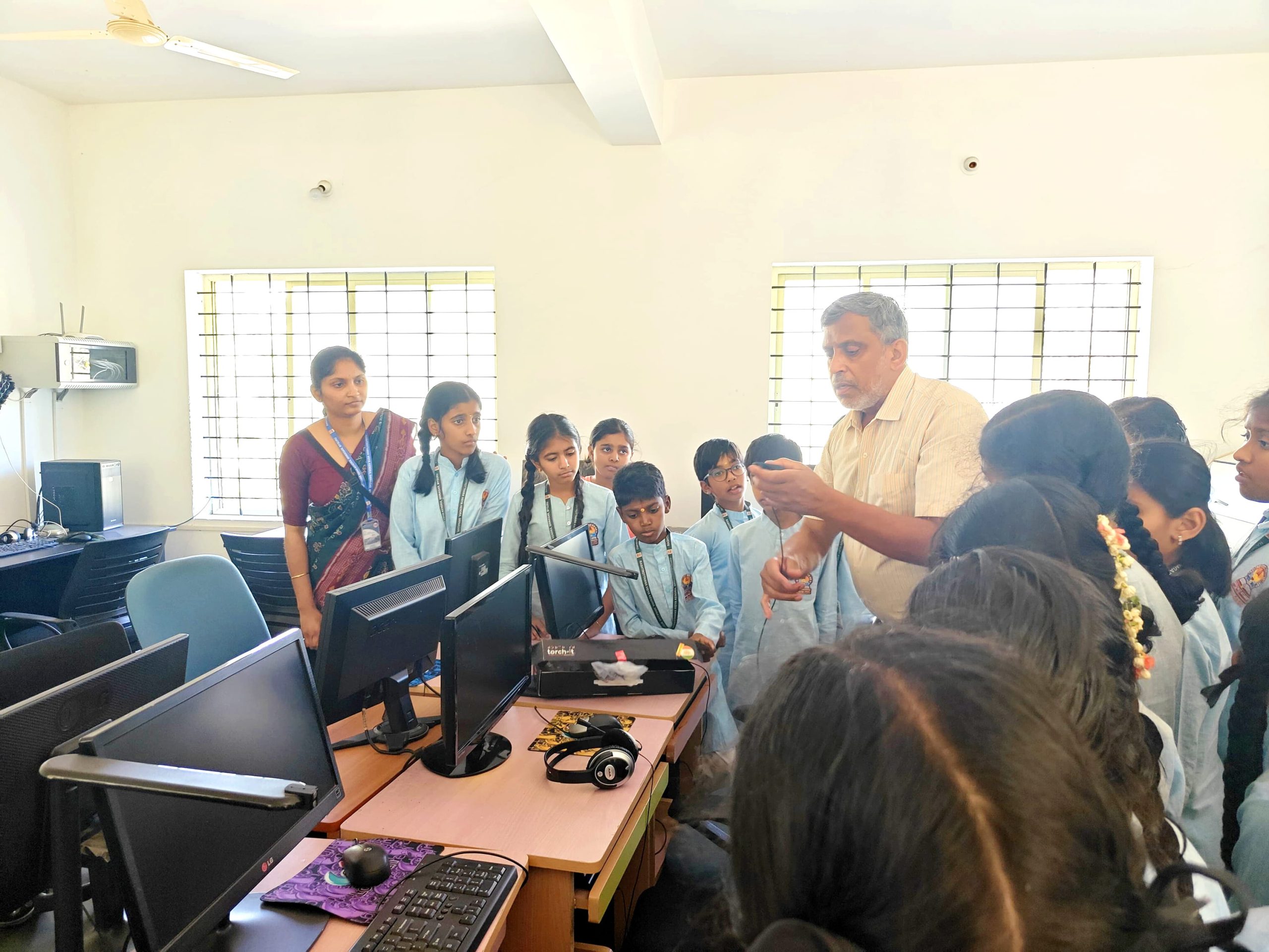 RVK - Srinagar Organizes Educational Visit to Rangarao Memorial School (3) (1)