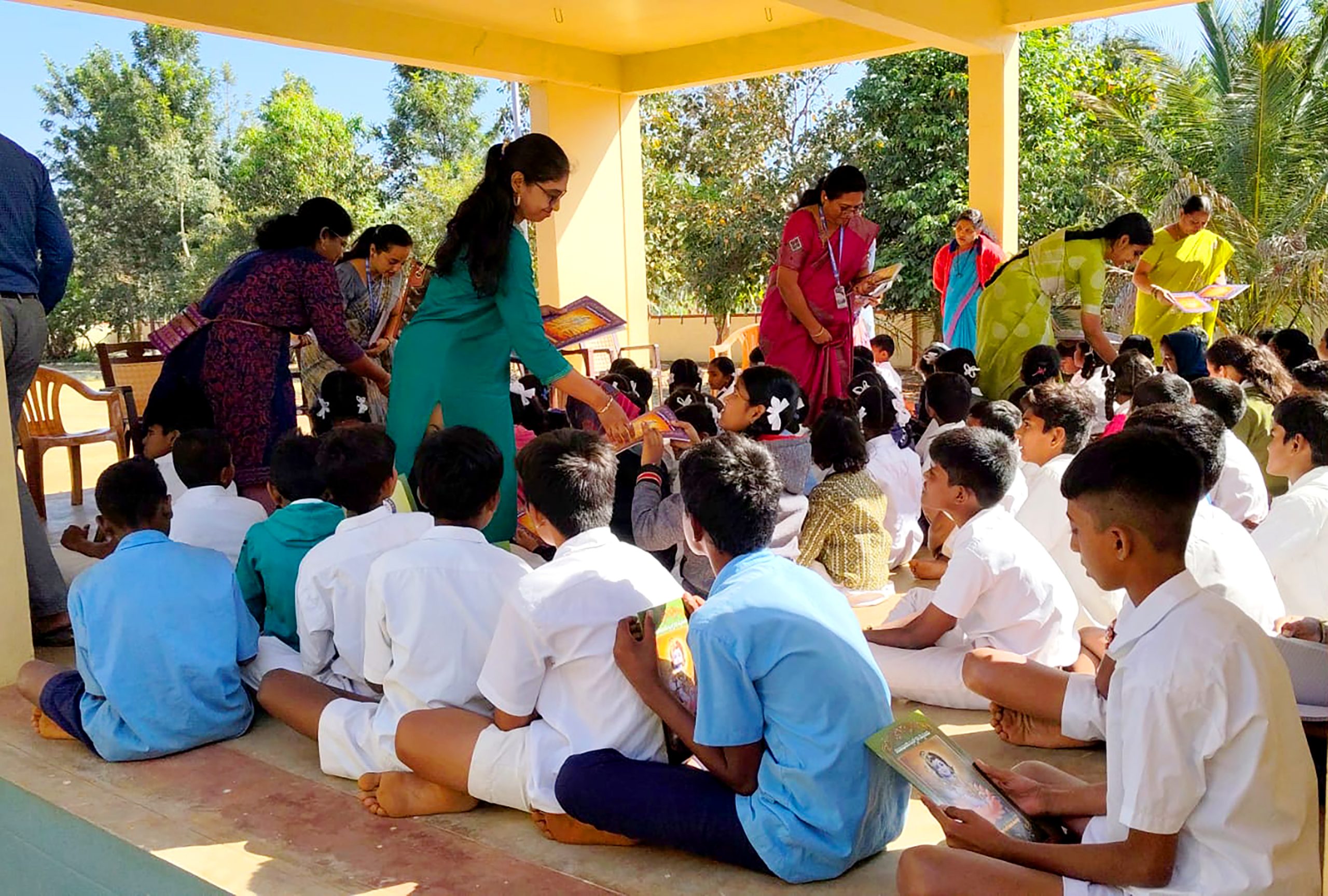 RVK - Srinagar Service Initiative Distributes Educational Supplies to Four Mysore Govt Schools (1)