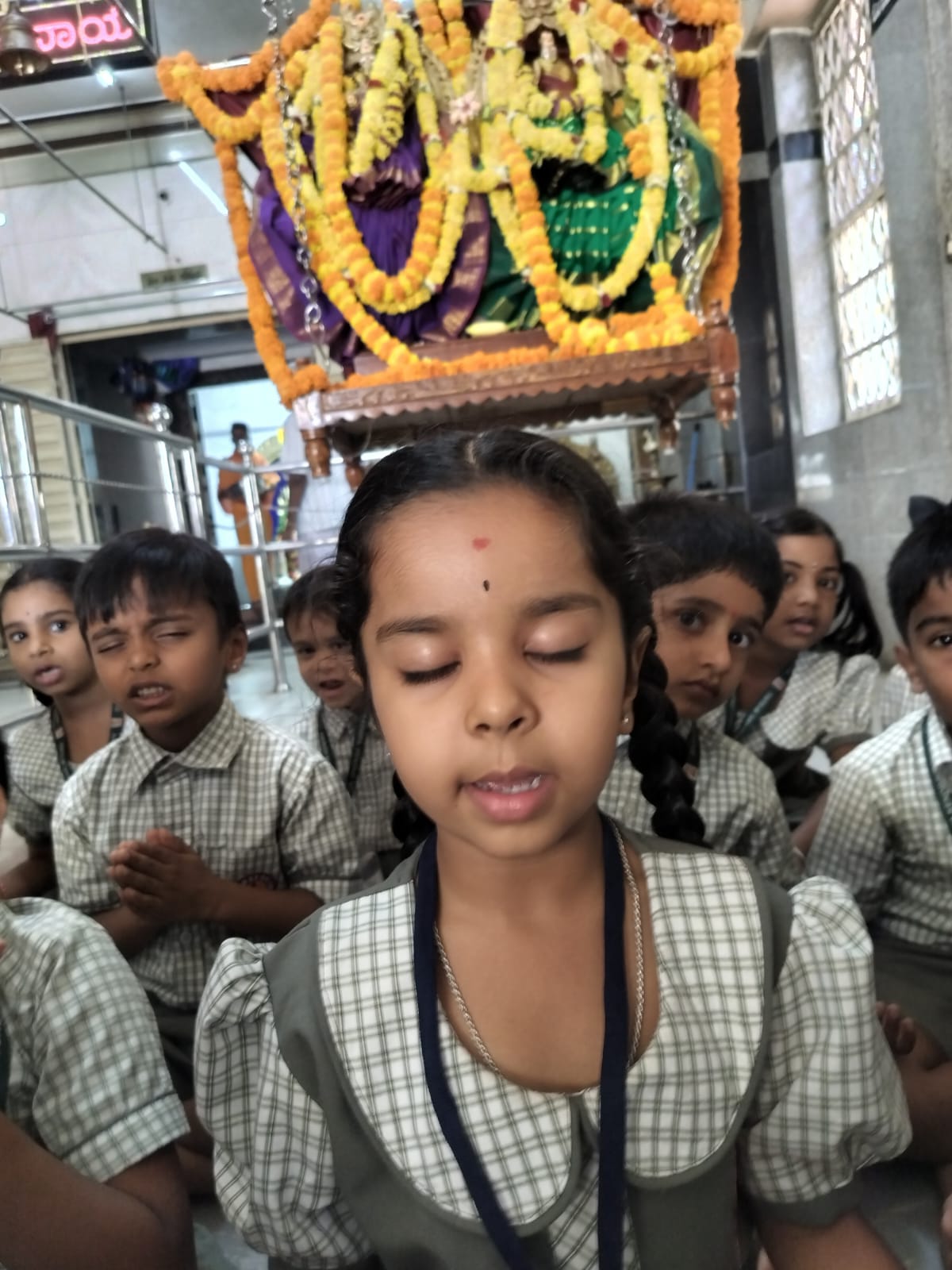 RVK - Srinagar Gokulam Students Explore Temple Traditions on Field Trip (6)